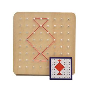 Brinquedo Montessori Geométrico em Madeira – Tabuleiro Educativo com Cartas e Elásticos Coloridos