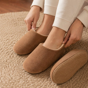 Chinelos de Veludo Unissex - Antiderrapantes, Macios e Confortáveis para Casa no Inverno (Compre 1 Leve 2 Pares)