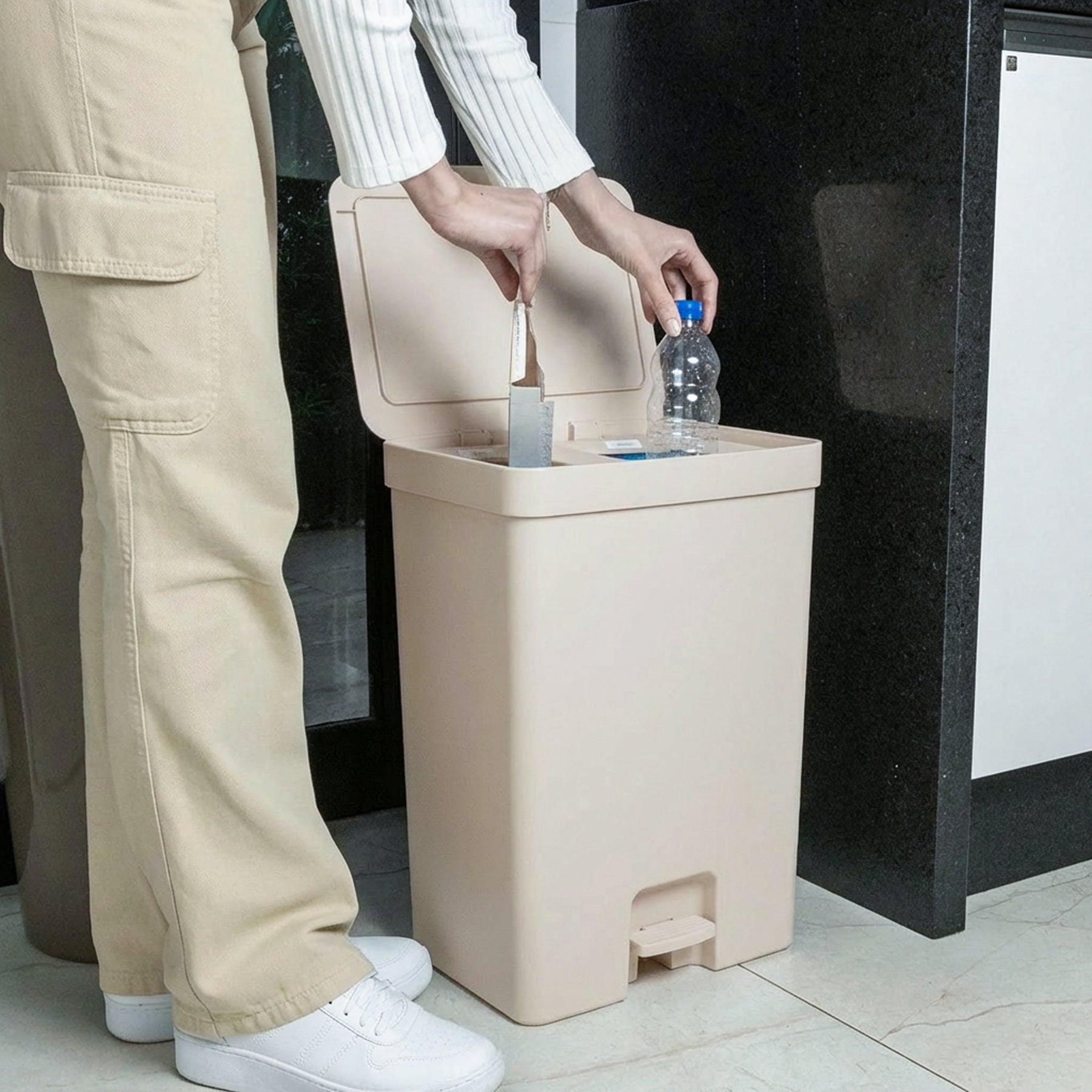 Lixeira com pedal com duplo compartimento 30L Linha Trium