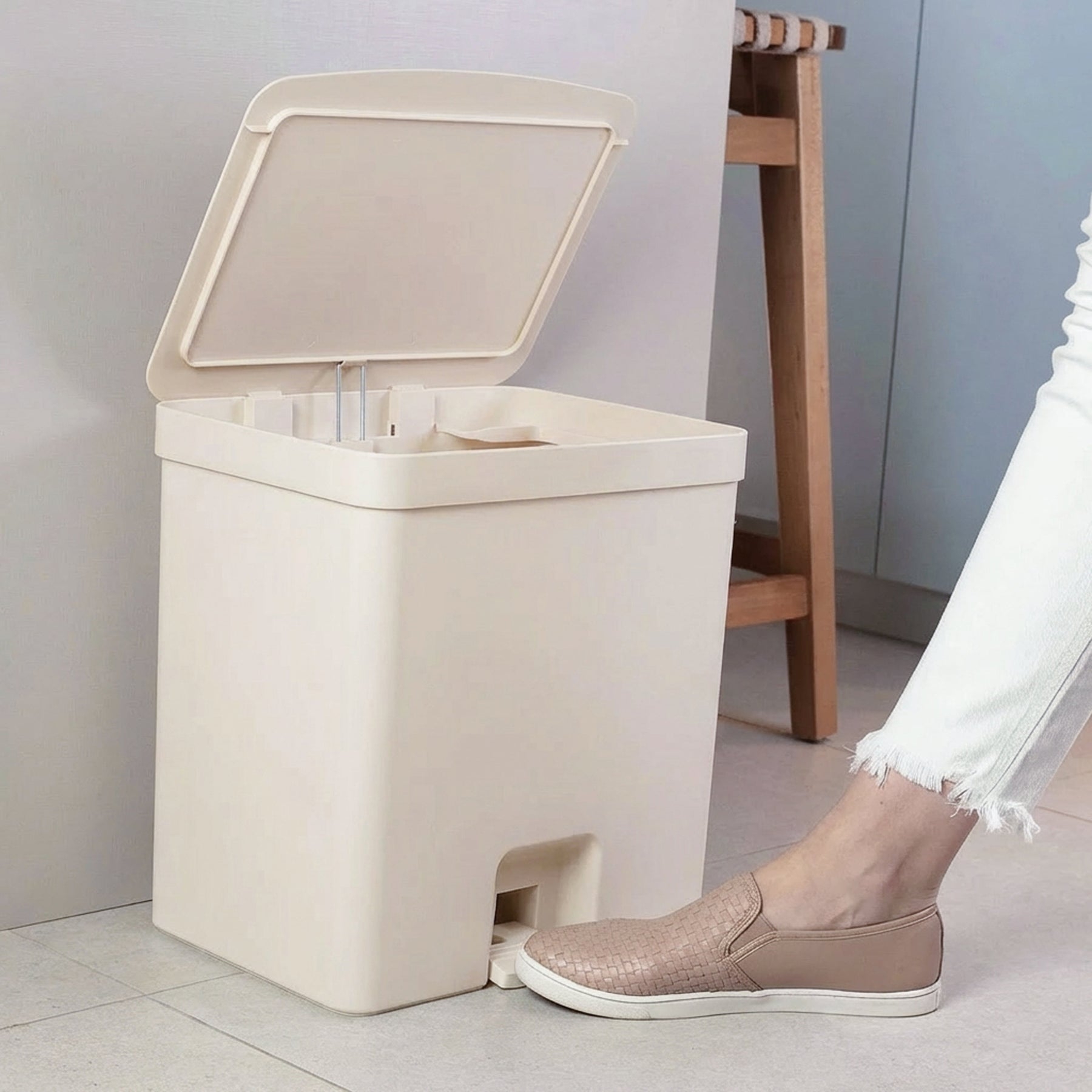 Lixeira com pedal 20L Linha Trium