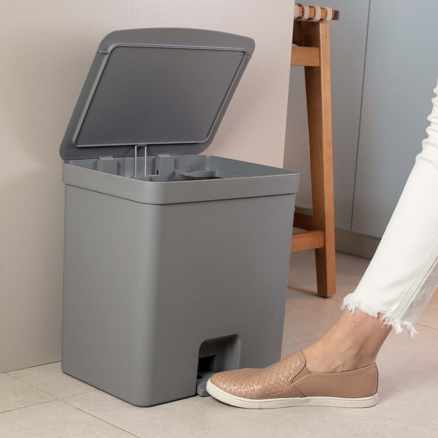 Lixeira com pedal 20L Linha Trium