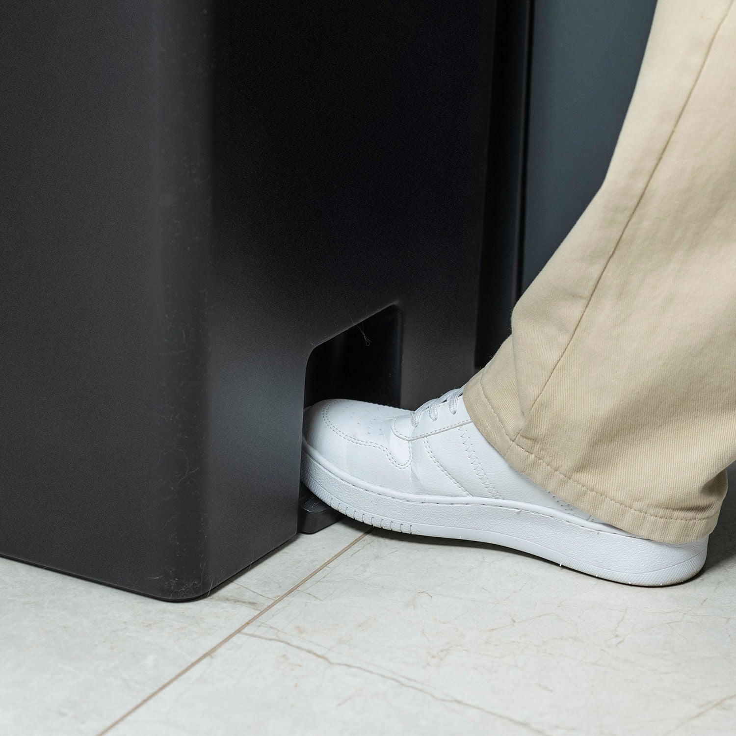 Lixeira com pedal 30L Linha Trium