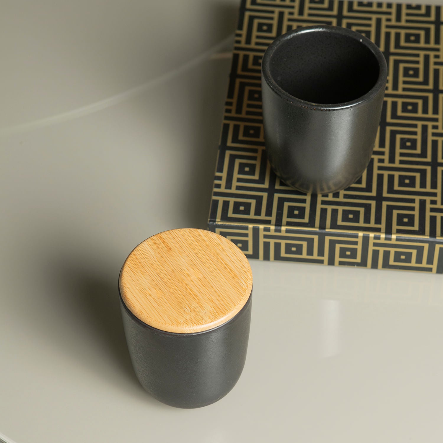 Porta algodão e cotonete em cerâmica com tampa de bambu Linha Osaka